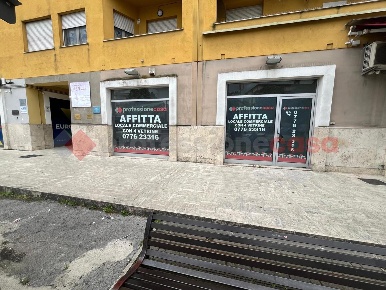 Foto Negozio in Corso della Repubblica 232, Cassino Centro di 110 m²