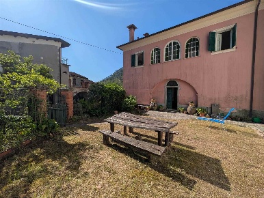 Foto Rustico a Borghetto di Vara Centro di 192 m² con 9 locali in vendita