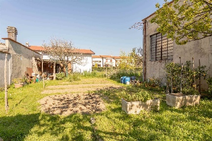 Foto Garage in Via Gandhi, Prato Sant'Ippolito di 13 m² con 1 locali