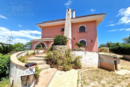 Foto Villa unifamiliare a Siracusa Ognina di 320 m² con 8 locali in vendita