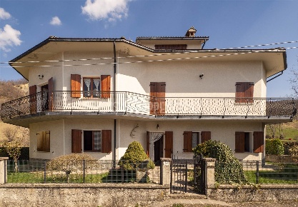 Foto Villa unifamiliare a Frassinoro di 400 m² con 13 locali in vendita