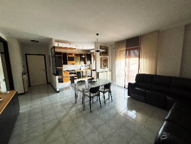 Foto Appartamento a Castelraimondo Centro di 100 m² con 4 locali in vendita
