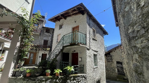 Foto Case semi ndipendenti in Via Unione, Cino di 84 m² con 5 locali