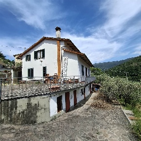 Foto Villa bifamiliare in Via isola, Vaiano Centro di 210 m² con 8 locali