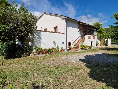 Foto Villa unifamiliare a Castellina Marittima di 396 m² con 6 locali