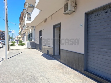 Foto Locale commerciale in Viale Fratelli Kennedy, Marcianise di 55 m²