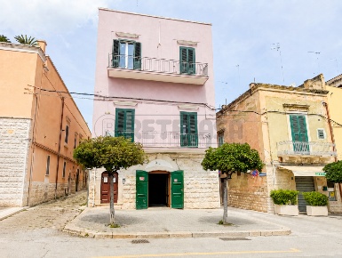 Foto Locale commerciale in Piazza Vittorio Emanuele 75, Bisceglie di 70 m²