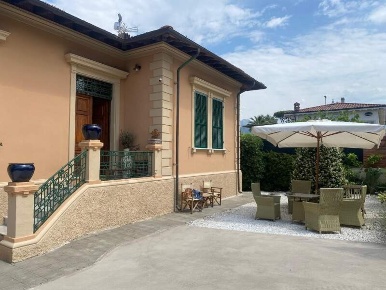 Foto Villa unifamiliare a Forte dei Marmi Centro di 120 m² con 5 locali