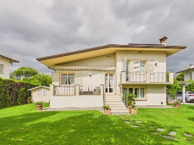 Foto Villa unifamiliare a Forte dei Marmi Centro di 140 m² con 5 locali