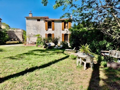 Foto Rustico a Calci Centro di 420 m² con 10 locali in vendita