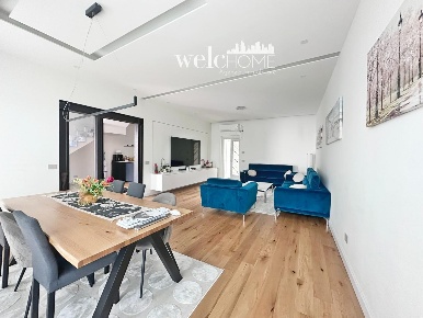 Foto Casa indipendente a Campi Bisenzio Centro di 166 m² con 7 locali