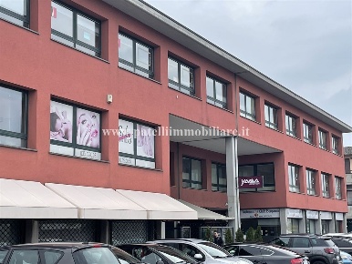 Foto Ufficio in via san rocco, Calusco d'Adda di 250 m² con 6 locali