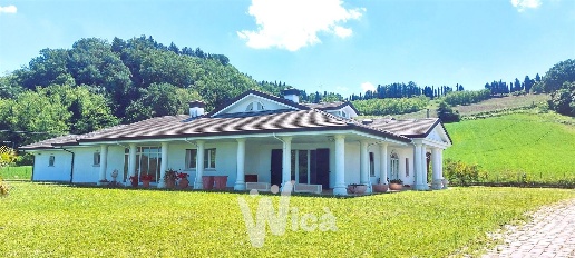 Foto Villa unifamiliare a Cesena di 400 m² con 7 locali in vendita