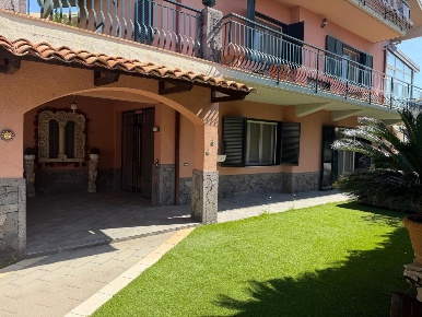 Foto Villa unifamiliare a Sant'Agata li Battiati Centro di 350 m²