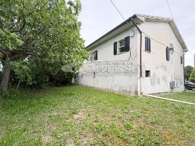 Foto Villa unifamiliare a Trecastelli di 185 m² con 7 locali in vendita