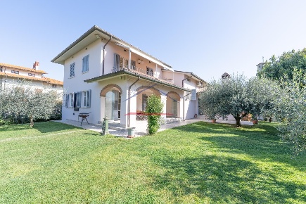 Foto Casa indipendente a Marciano della Chiana di 580 m² con 11 locali