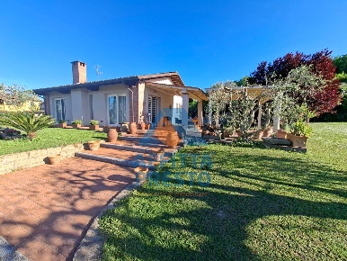 Foto Casa indipendente a San Miniato di 247 m² con 8 locali in vendita