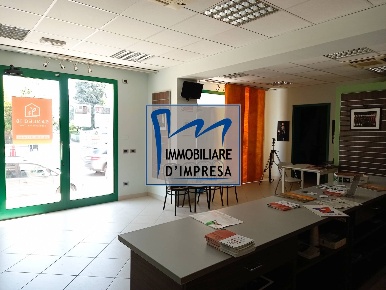 Foto Negozio in Via San Leonardo 21, Parma San Leonardo di 300 m²