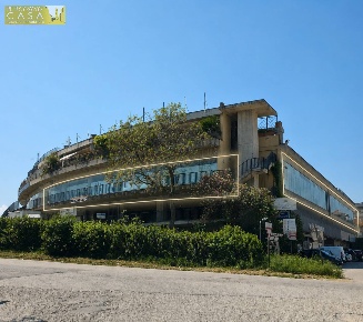 Foto Locale commerciale Teramo San Nicolò A Tordino di 2300 m² con 4 locali