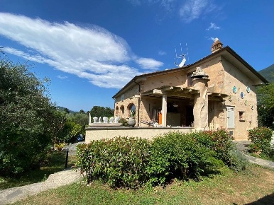 Foto Rustico in Via dello stadio, Camaiore Camaiore Paese di 450 m²