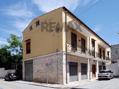 Foto Casa indipendente in Via Buccari 2, Giovinazzo di 279 m² con 10 locali