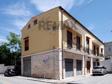 Foto Casa indipendente in Via Buccari 2, Giovinazzo di 279 m² con 10 locali