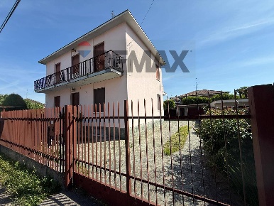 Foto Villa unifamiliare in via Omero 10, Villa Cortese di 220 m² in vendita