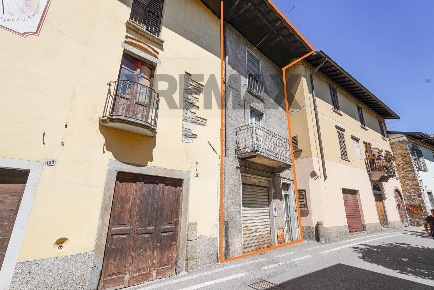 Foto Case semi ndipendenti a Pontida Centro di 258 m² con 5 locali