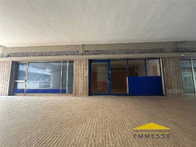 Foto Locale commerciale a Carrara Avenza di 120 m² con 5 locali in vendita