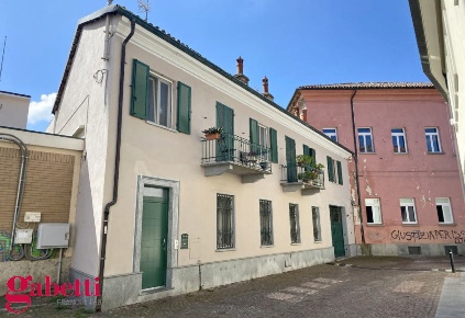 Foto Appartamento in Via Gioberti 17/A, Alba Centro di 282 m² con 9 locali