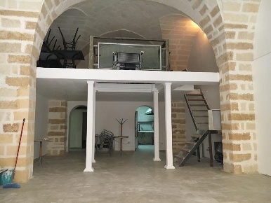 Foto Negozio in Via Saponea 44, Brindisi Centro Storico di 100 m²
