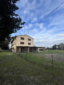 Foto Rustico a Cecina Cecina Centro di 350 m² con 10 locali in vendita