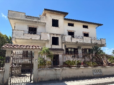 Foto Casa indipendente in VIA CASTELVOLTURNO, Mondragone di 450 m²