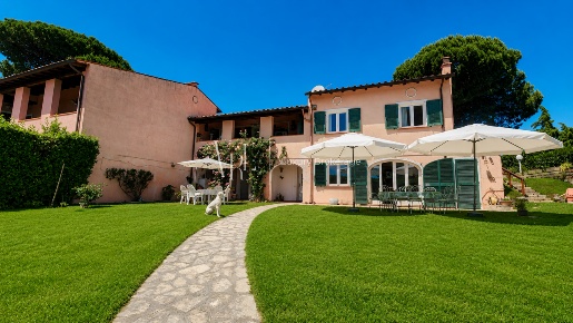 Foto Villa bifamiliare a Formello Centro di 450 m² in vendita