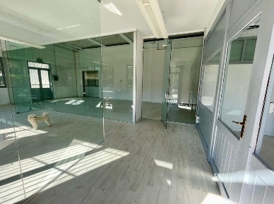 Foto Capannone industriale in Via Merano, Varese Valle Olona di 600 m²