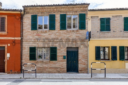 Foto Casa indipendente a Recanati Centro di 130 m² con 6 locali in vendita