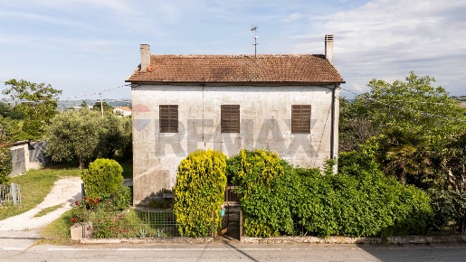 Foto Casa indipendente a Corinaldo di 405 m² con 9 locali in vendita