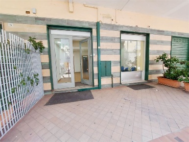 Foto Attività commerciale in via Roma, Afragola di 55 m² con 2 locali