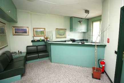 Foto Ufficio in Viale Rimembranze 21, Lainate Centro di 286 m² con 7 locali