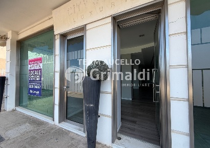 Foto Negozio in Via Roma 40, Bellizzi Centro di 170 m² con 2 locali