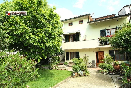 Foto Villa bifamiliare a Lucca San Vito di 180 m² con 7 locali in vendita