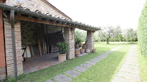 Foto Villa unifamiliare a Lucca di 370 m² con 13 locali in vendita