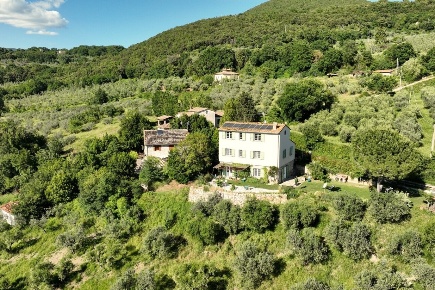 Foto Casale in Località Calanchi 6, Alviano di 240 m² con 8 locali