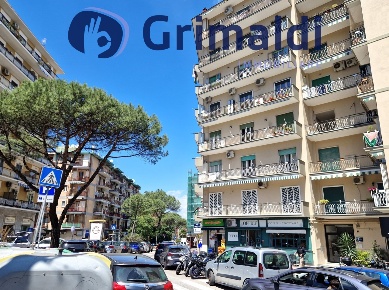 Foto Appartamento in Via Edoardo Nicolardi 2, Napoli di 125 m² con 4 locali