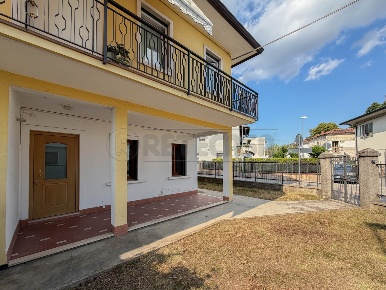 Foto Appartamento in Via Brenta, Creazzo Centro di 113 m² con 5 locali