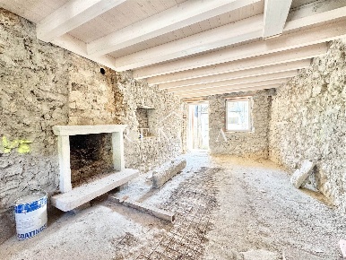 Foto Rustico a Caprino Veronese di 84 m² con 3 locali in vendita