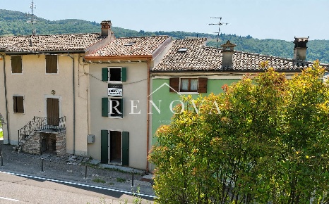 Foto Rustico a Caprino Veronese di 84 m² con 3 locali in vendita
