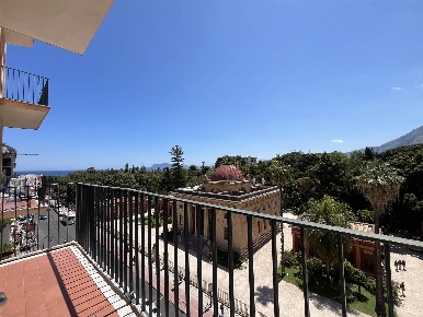 Foto Appartamento in Via Lincoln  37, Palermo Kalsa di 110 m² con 4 locali
