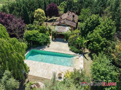 Foto Villa unifamiliare a Colle di Val d'Elsa di 280 m² con 6 locali
