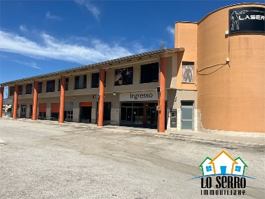 Foto Locale commerciale a Alcamo di 2000 m² con 12 locali in vendita